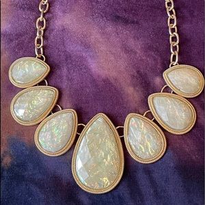 NWT! Pretty Opal Pearlized Jewel Beaded NECKLACE🌸